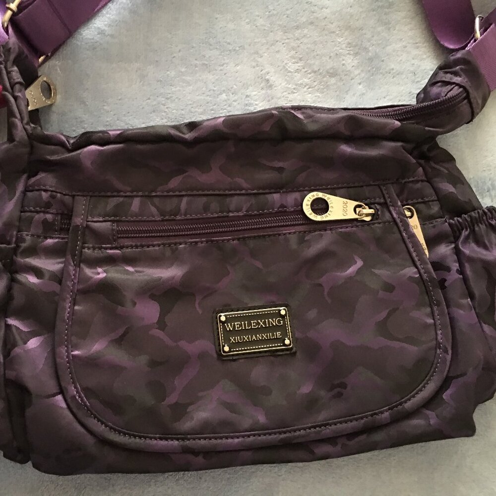 Multi-pocket Crossbody purse Purple USED